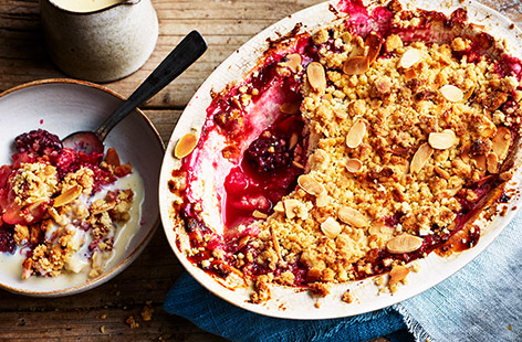 472x310 Apple and berry crumble with cardamom custard