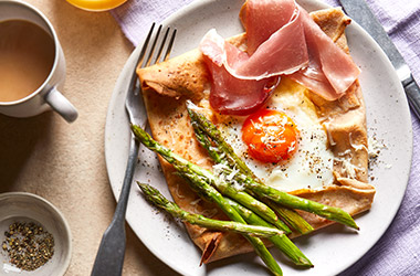 Buckwheat pancakes with asparagus and Serrano ham