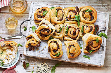 Fig and shallot bread with honey-baked Camembert
