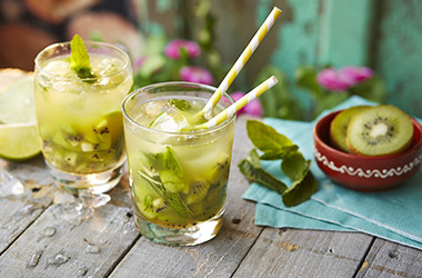 Kiwi and pineapple Caipiroska