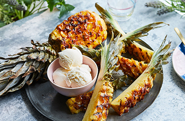 How to barbecue a whole pineapple
