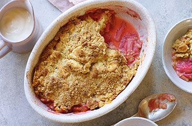Old-fashioned rhubarb crumble