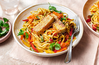 Sweet chilli noodles with crispy paneer