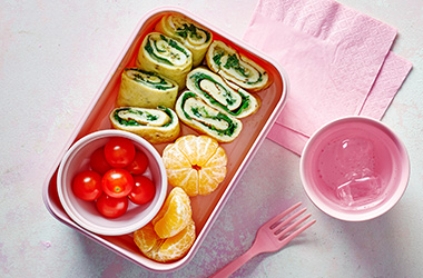 Spinach and cheese omelette roll-ups