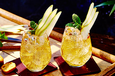 Whisky and pear iced tea