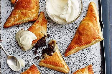 Chocolate, mascarpone and hazelnut puff pies