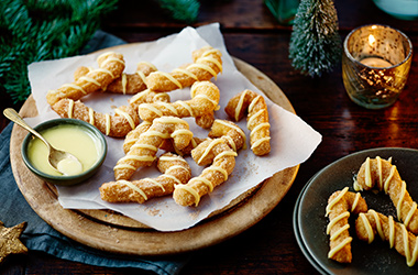 Cinnamon churros with white chocolate sauce