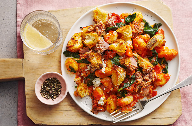 Creamy tomato, tuna and spinach gnocchi bake