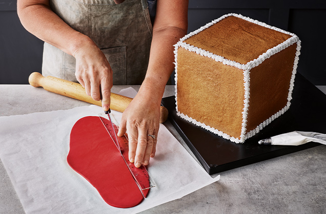 Preparing the fondant