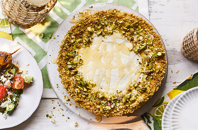 No-bake cheesecake with honey and pistachio