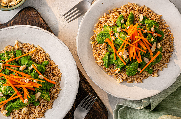 Spinach and peanut chicken stir-fry