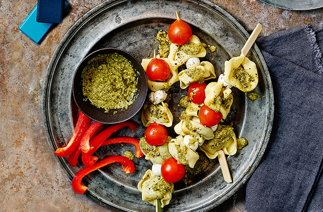 Tortelloni skewers with pesto dip