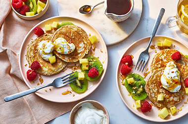 Wholemeal pancakes with yogurt and fruit