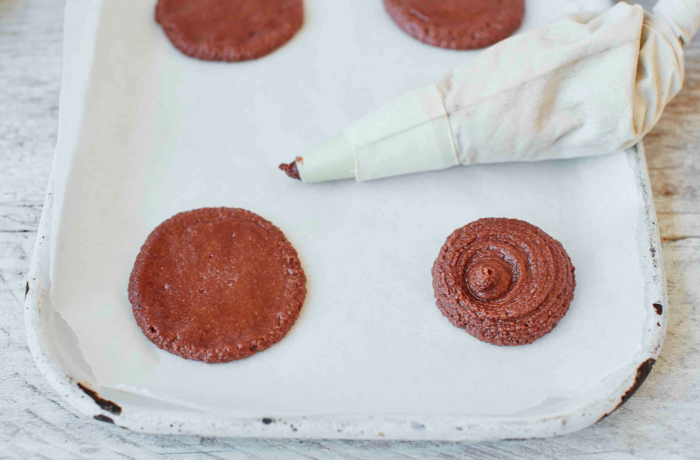 Pipe the macarons