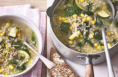 Brown rice and courgette soup