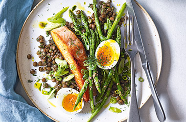Roasted salmon with lentils and asparagus