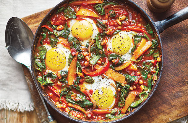 One-pan dinner: Baked eggs and beans