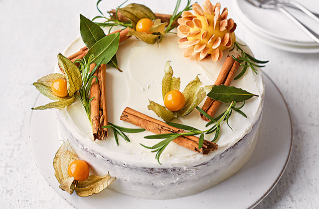 Keep Christmas cake decorations simple