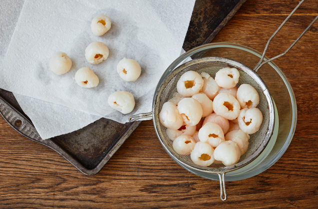 Prepare the lychees
