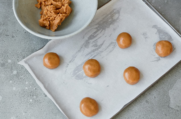 Roll the cookies