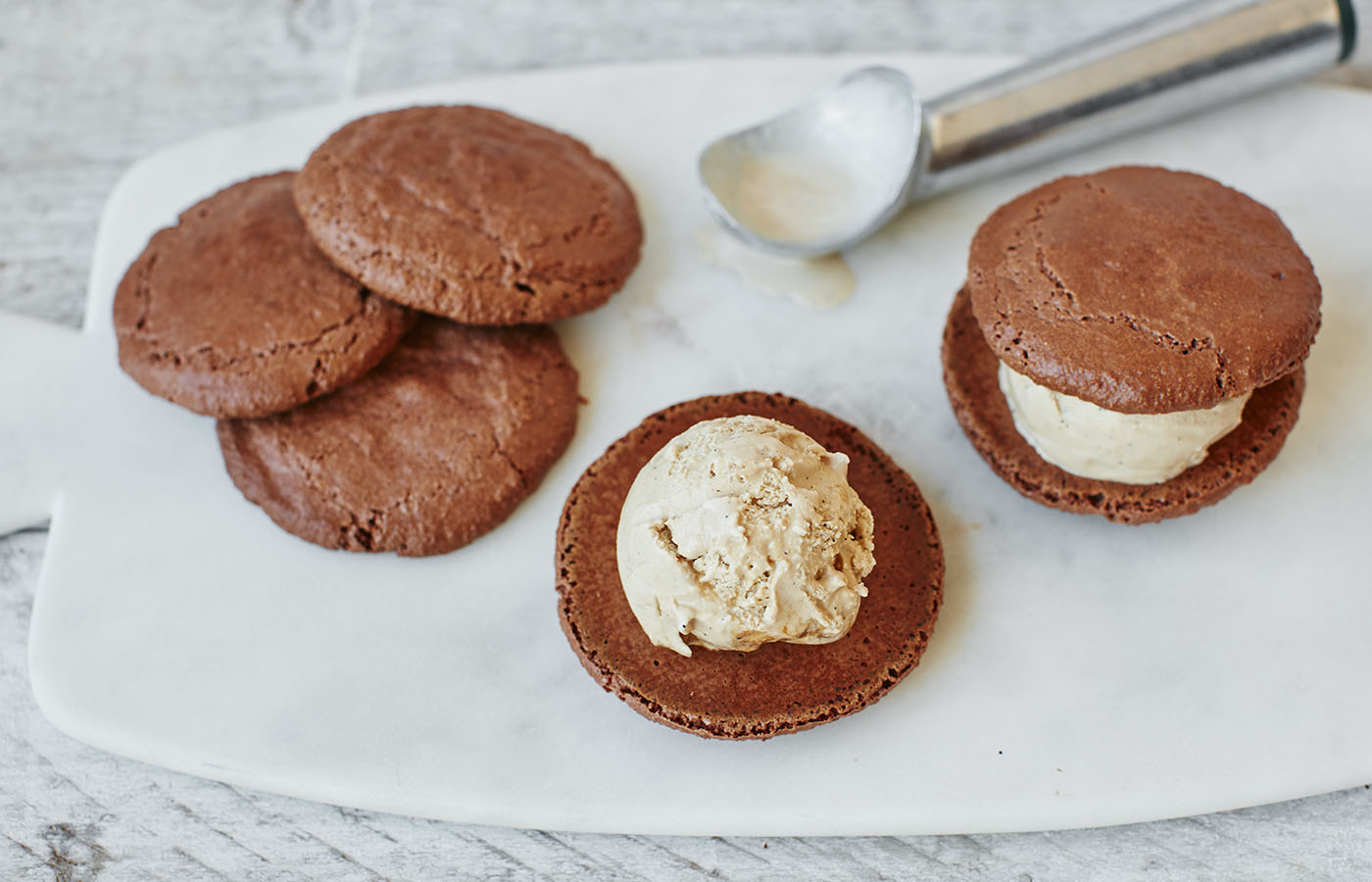 Sandwich the ice cream