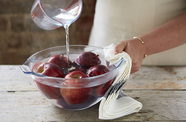 Prepare the apples